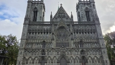 En Trondheim, la catedral de Nidaros, santuario nacional, se construyó sobre la tumba del rey que cristianizó el país