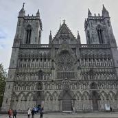 En Trondheim, la catedral de Nidaros, santuario nacional, se construyó sobre la tumba del rey que cristianizó el país