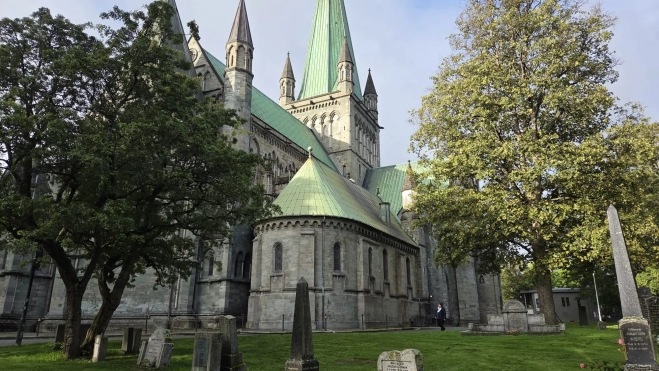 Catedral Espaldas. La ubicación exacta de la tumba de San Olav es incierta. Distintas teorías la ubican en la capilla octogonal o en la cripta Catedral Espaldas. La ubicación exacta de la tumba de San Olav es incierta. Distintas teorías la ubican en la capilla octogonal o en la cripta
