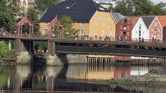 Trondheim, en la actualidad capital del condado de Trøndelag, fue capital política y religiosa de Noruega durante casi doscientos años: de 1030 a 1217. Trondheim, en la actualidad capital del condado de Trøndelag, fue capital política y religiosa de Noruega durante casi doscientos años: de 1030 a 1217.