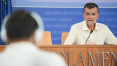 El líder de Izquierda Unida y portavoz de Por Andalucía en el Parlamento andaluz, Antonio Maíllo, esta mañana en rueda de prensa. María José López / Europa Press