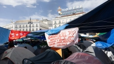 EuropaPress 7811344 decenas personas continuan acampadas puerta sol 30 septiembre 2026 madrid