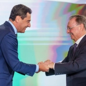 El presidente de la Junta de Andalucía, Juanma Morenos (i) y el presidente de la Ciudad Autónoma de Ceuta, Juan Jesús Vivas . Francisco J. Olmo / Europa Press