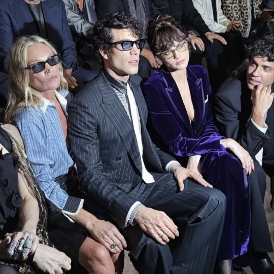 Kate Moss, Javier Calvo, Cara Delevigne y Javier Ambrossi durante el desfile de Tom Ford celebrado en París | Redes sociales Kate Moss, Javier Calvo, Cara Delevigne y Javier Ambrossi durante el desfile de Tom Ford celebrado en París | Redes sociales