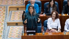 La portavoz de Más Madrid en la Asamblea de Madrid, Manuela Bergerot (1 fila, i), durante un pleno en la Asamblea de Madrid. Jesús Hellín / Europa Press
