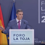 El presidente del Gobierno, Pedro Sánchez, durante su intervención esta tarde en el Foro La Toja - Vínculo Atlántico. Fuente: Moncloa