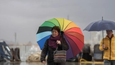 EuropaPress 7229943 vecinos barcelona pasean lluvia temporal 19 enero 2026 barcelona cataluna