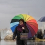 Vecinos de Barcelona pasean bajo la lluvia durante el temporal, a 19 de enero de 2026, en Barcelona, Cataluña (España). David Zorrakino / Europa Press