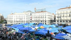 Tiendas de campaña durante la acampada por la vivienda, en la Puerta del Sol, a 1 de octubre de 2026, en Madrid (España). Gustavo Valiente / Europa Press.