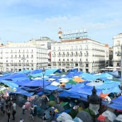 Tiendas de campaña durante la acampada por la vivienda, en la Puerta del Sol, a 1 de octubre de 2026, en Madrid (España). Gustavo Valiente / Europa Press.