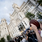 Decenas de personas durante una cacerolada por la vivienda, frente al Ayuntamiento de Madrid. A. Pérez Meca / Europa Press