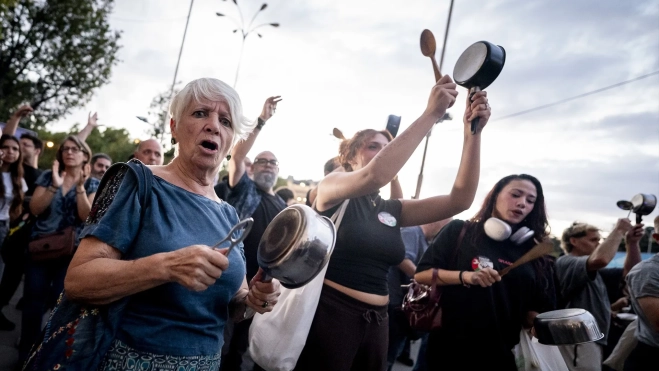 Decenas de personas durante una cacerolada por la vivienda, frente al Ayuntamiento de Madrid. A. Pérez Meca / Europa Press