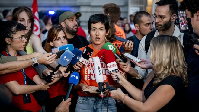 La portavoz del Sindicato de Inquilinas de Madrid, Alicia del Río, atiende a los medios de comunicación durante una cacerolada por la vivienda. A. Pérez Meca / Europa Press