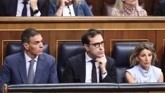 El presidente del Gobierno, Pedro Sánchez, el vicepresidente y ministro de Economía, Carlos Cuerpo, y la vicepresidenta segunda y ministra de Trabajo, Yolanda Díaz.