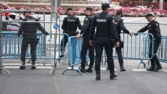 Agentes de la Policía Nacional despliegan vayas en el perímetro del Congreso de los Diputados. Eduardo Parra / Europa Press