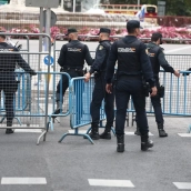 Agentes de la Policía Nacional despliegan vayas en el perímetro del Congreso de los Diputados. Eduardo Parra / Europa Press