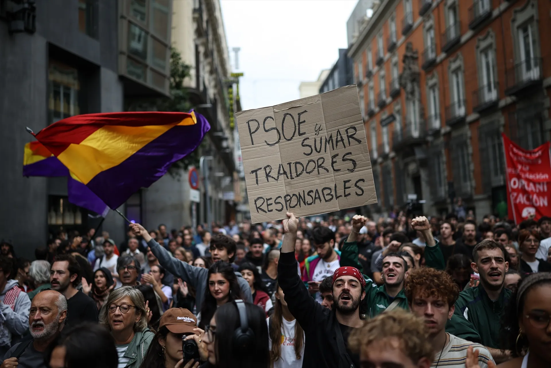 Decenas de personas marchan en una protesta hacia el Congreso de los Diputados. Alejandro Martínez Vélez / Europa Press