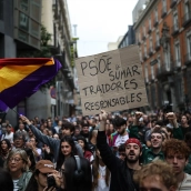 Decenas de personas marchan en una protesta hacia el Congreso de los Diputados. Alejandro Martínez Vélez / Europa Press