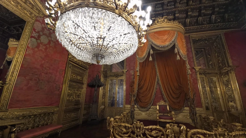 La balaustrada de madera del trono fue tallada por Bolgié a finales del XVIII. Con el traslado de la capitalidad a Roma, el palacio perdió sus funciones, pero no su atractivo La balaustrada de madera del trono fue tallada por Bolgié a finales del XVIII. Con el traslado de la capitalidad a Roma, el palacio perdió sus funciones, pero no su atractivo
