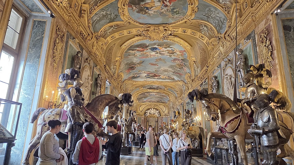 Inaugurada en 1837, el espacio era el pasillos de conexión del Palacio Real y las Secretarías de Estado Inaugurada en 1837, el espacio era el pasillos de conexión del Palacio Real y las Secretarías de Estado