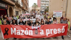 Decenas de personas durante una manifestación para reclamar la supresión del aforamiento del expresidente de la Generalitat Carlos Mazón. Jorge Gil / Europa Press