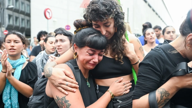 Varias personas tras el rechazo del Congreso a las medidas para la vivienda. Gustavo Valiente / Europa Press