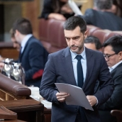 El ministro de Derechos Sociales, Consumo y Agenda 2030, Pablo Bustinduy, durante una sesión plenaria, en el Congreso de los Diputados. Jesús Hellín / Europa Press