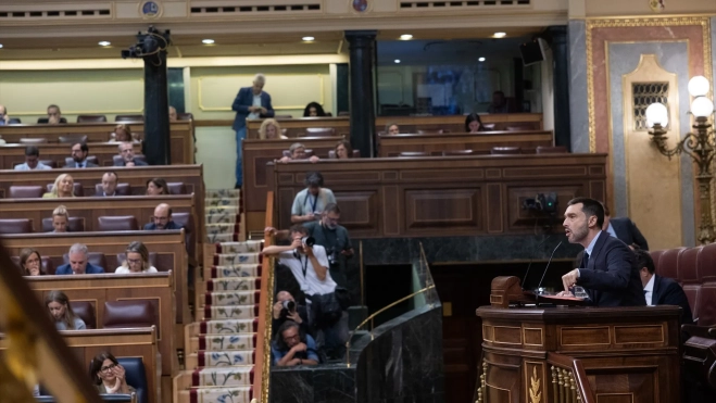 El ministro de Derechos Sociales, Consumo y Agenda 2030, Pablo Bustinduy, durante su internvención en el Congreso. Jesús Hellín / Europa Press