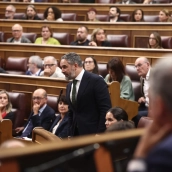 El presidente de la ultraderecha Vox, Santiago Abascal, vota durante una sesión plenaria por la vivienda en el Congreso de los Diputados. Eduardo Parra / Europa Press