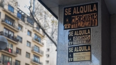 Carteles de 'Se alquila' pegados en un edificio. Foto de archivo: Eduardo Parra / Europa Press