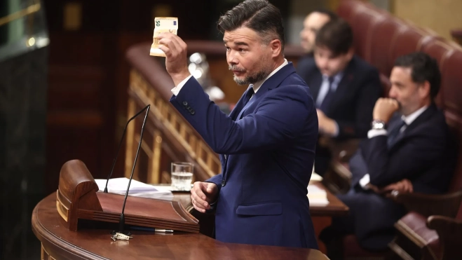 El portavoz de ERC en el Congreso, Gabriel Rufián, con el billete de 50€ durante su intervención en el Congreso de los Diputados. Eduardo Parra / Europa Press El portavoz de ERC en el Congreso, Gabriel Rufián, con el billete de 50€ durante su intervención en el Congreso de los Diputados. Eduardo Parra / Europa Press