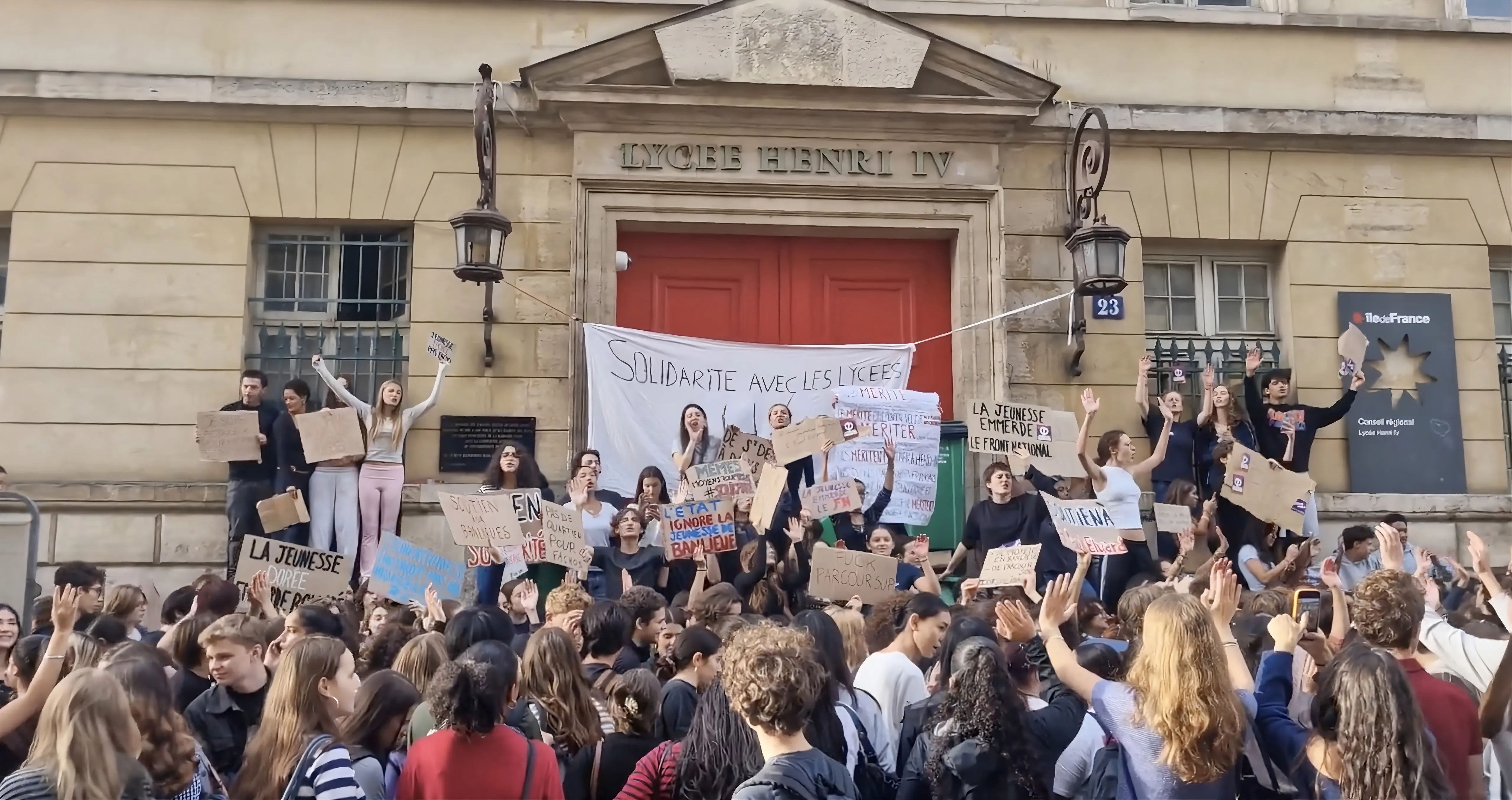 Estudiantes se manifiestan en París, Francia, contra el Gobierno. Fuente: @ShadesFrance en X