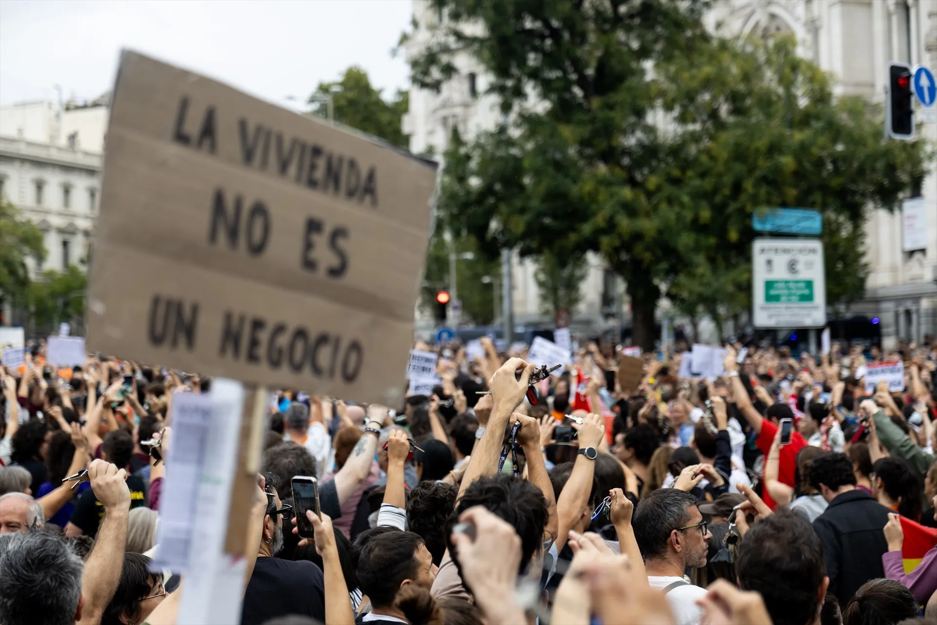 Numerosas personas sostienen una pancarta con lema 'La vivienda no es un negocio' en Madrid