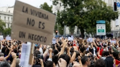 EuropaPress 7817607 numerosas personas sostienen pancarta lema vivienda no negocio