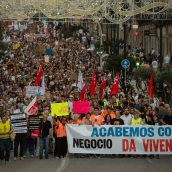 Cientos de personas durante una manifestación para exigir una reducción del precio de los alquileres de la vivienda. Adrián Irago / Europa Press