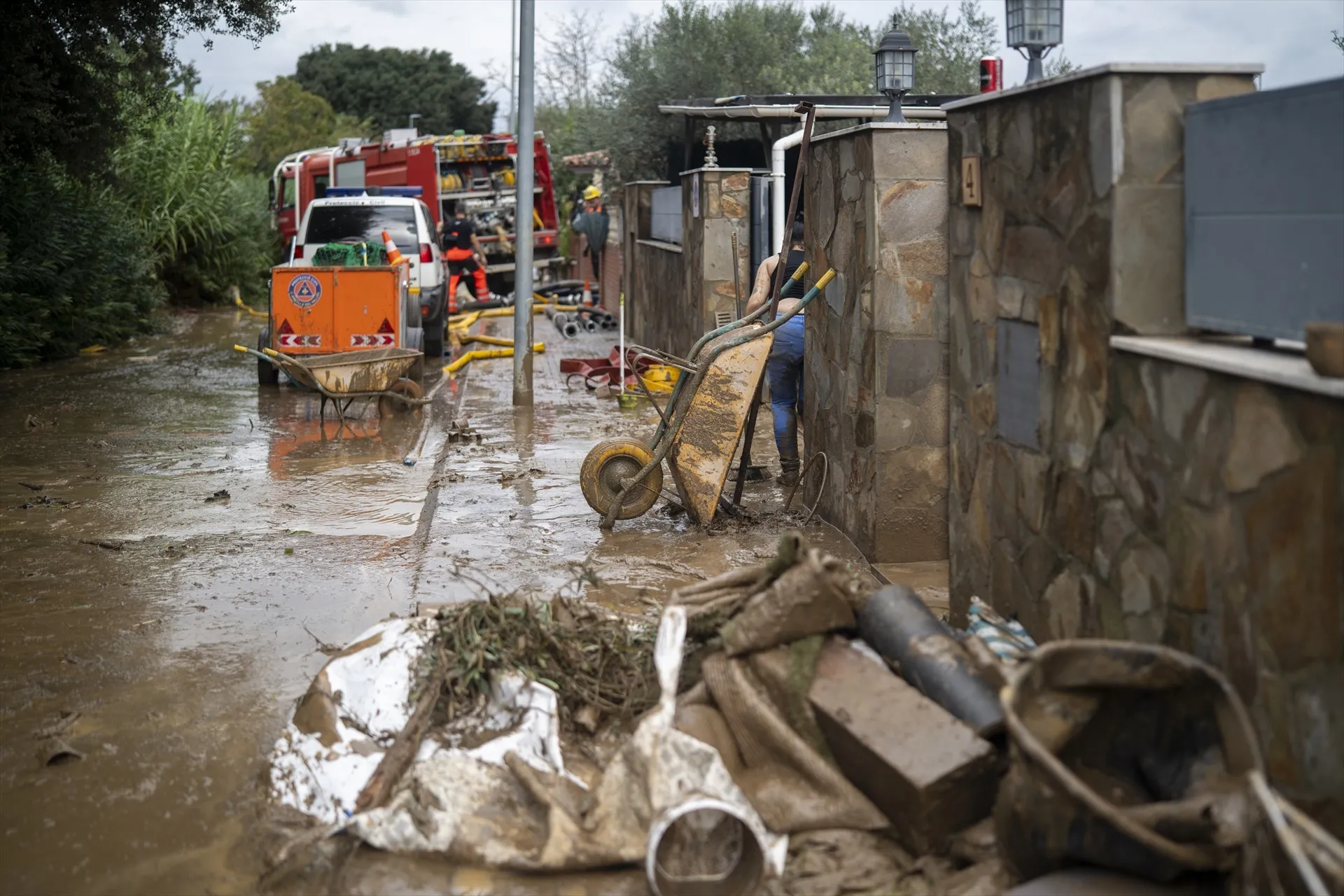 Calle y vehículos cubiertos de barro a causa de las lluvias torrenciales. Lorena Sopêna / Europa Press Calle y vehículos cubiertos de barro a causa de las lluvias torrenciales. Lorena Sopêna / Europa Press