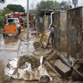 Calle y vehículos cubiertos de barro a causa de las lluvias torrenciales. Lorena Sopêna / Europa Press