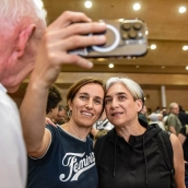 La ministra de Sanidad, Mónica García (c), y la ex alcaldesa de Barcelona, Ada Colau (d), durante un acto de los Comuns, Más Madrid, IU y Sumar, el pasado mes de mayo. Alberto Paredes / Europa Press