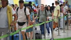 EuropaPress 7714209 numerosas personas aeropuerto adolfo suarez madrid barajas 14 agosto 2026