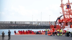 EuropaPress 6437427 agentes equipos emergencia atienden migrantes muelle arrecife enero 2025