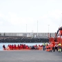 EuropaPress 6437427 agentes equipos emergencia atienden migrantes muelle arrecife enero 2025