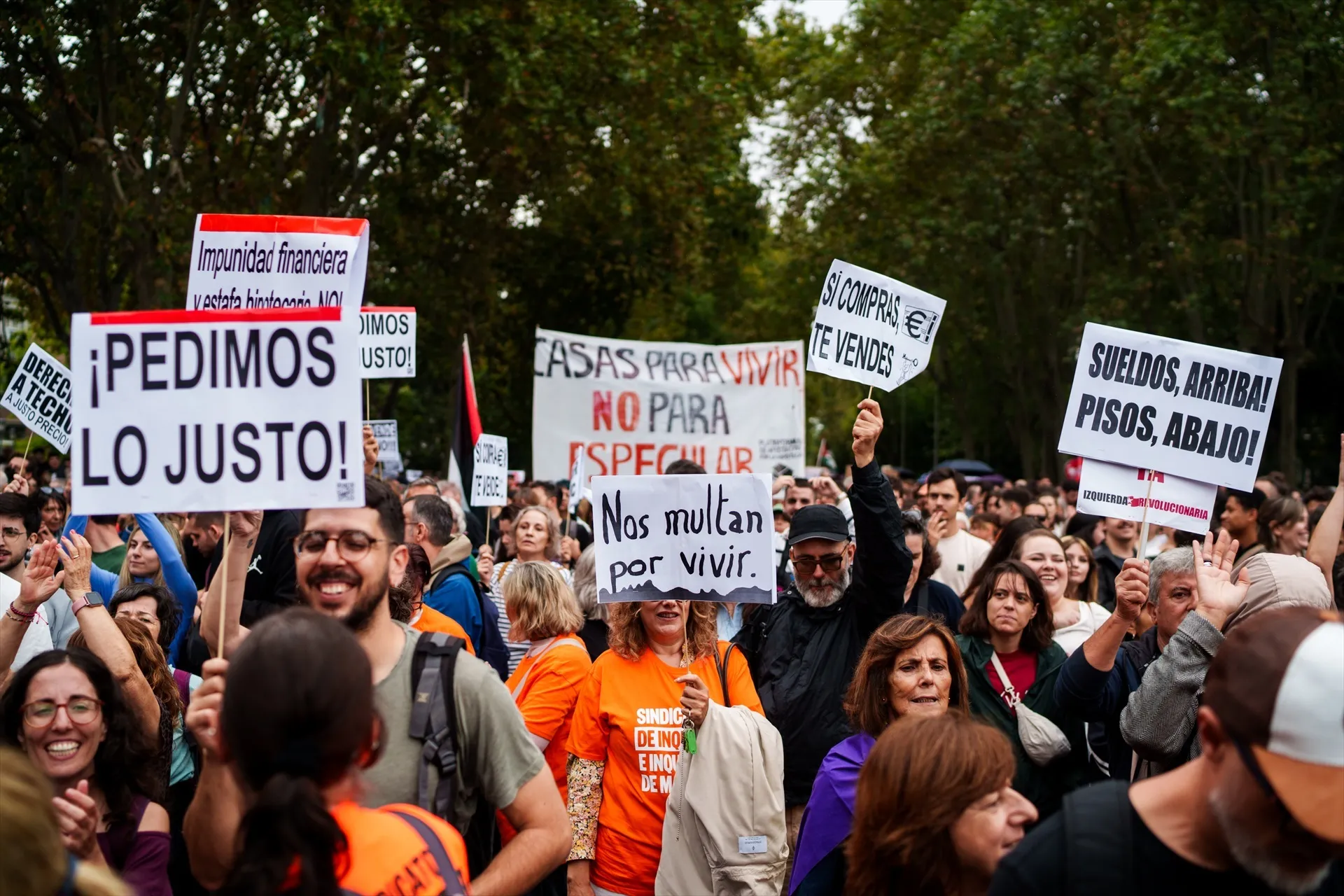 EuropaPress 7817361 varias personas sostienen pancartas lemas pedimos justo nos multan vivir