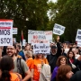 Varias personas sostienen pancartas con lemas 'Pedimos lo justo', 'Nos multan por vivir', 'Casas para vivir no para especular' durante la manifestación para exigir una reducción del precio de los alquileres de la vivienda.  Matias Chiofalo / Europa Press