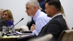 El diputado de EH Bildu, Oskar Matute y el diputado de ERC, Gabriel Rufián, durante la comparecencia del presidente del PP, Alberto Nuñez Feijóo, ante la Comisión de investigación de la Dana, en el Congreso de los Diputados