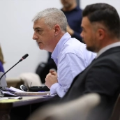 El diputado de EH Bildu, Oskar Matute y el diputado de ERC, Gabriel Rufián, durante la comparecencia del presidente del PP, Alberto Nuñez Feijóo, ante la Comisión de investigación de la Dana, en el Congreso de los Diputados