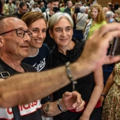 La ministra de Sanidad, Mónica García (c), y la ex alcaldesa de Barcelona, Ada Colau (d), durante un acto de los Comuns, Más Madrid, IU y Sumar. Alberto Paredes / Europa Press