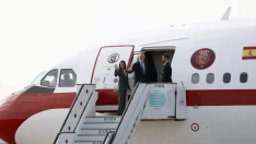 La Reina Letizia y el Rey Felipe VI durante la despedida con honores celebrada en el aeropuerto ante su viaje de Estado a Finlandia, a 05 de octubre de 2026, en Madrid (España). Antonio Gutiérrez / Europa Press.