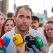 El coordinador de IU Andalucía, Toni Valero, atiendiendo a los medios. Foto de archivo: Francisco J. Olmo / Europa Press