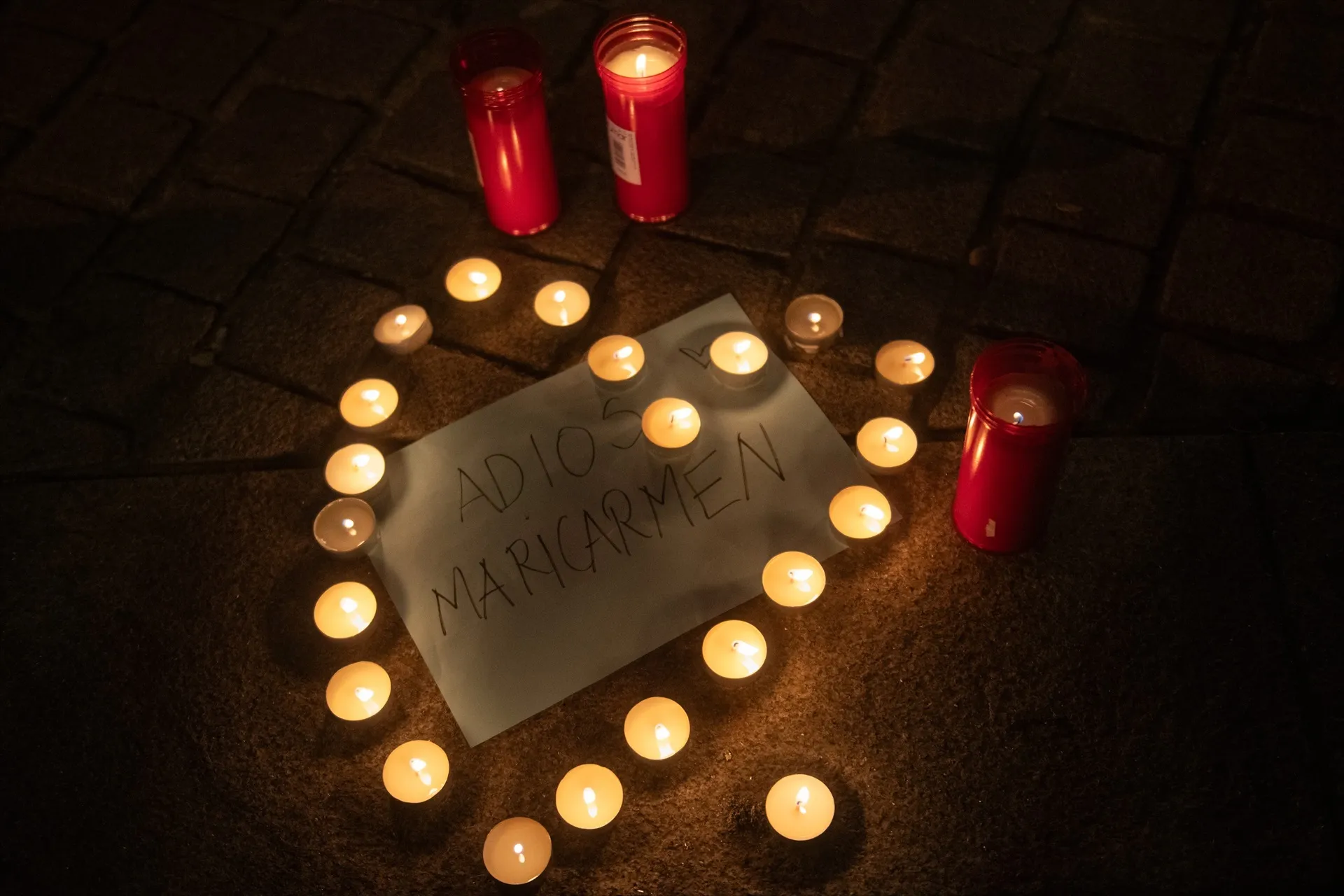 EuropaPress 7827389 varias personas dejan velas mensajes maricarmen frente congreso diputados EuropaPress 7827389 varias personas dejan velas mensajes maricarmen frente congreso diputados