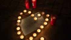 EuropaPress 7827389 varias personas dejan velas mensajes maricarmen frente congreso diputados